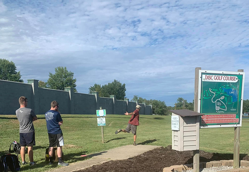 Disc golfers throwing